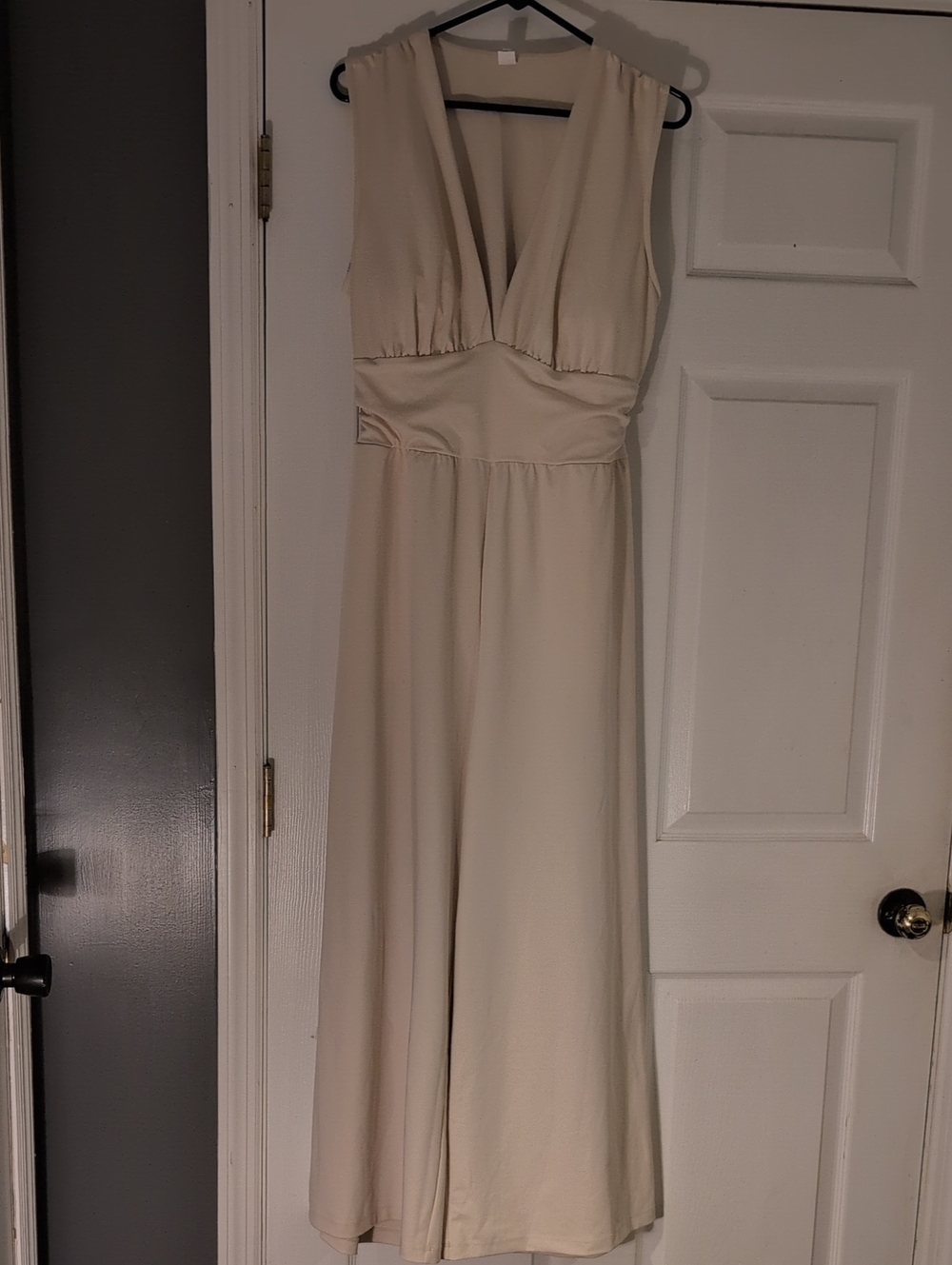 HALARA Cream V-Neck Sleeveless Jumpsuit